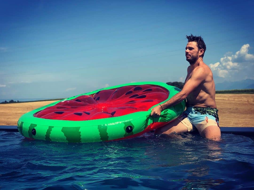 スタニスラス・ワウリンカさんのインスタグラム写真 - (スタニスラス・ワウリンカInstagram)「Summer season begins properly when the watermelon comes out 🧸🍉 💦☀️ #summer #summervibes #watermelon #stanthewatermelonman #enjoy #fun」7月22日 0時23分 - stanwawrinka85
