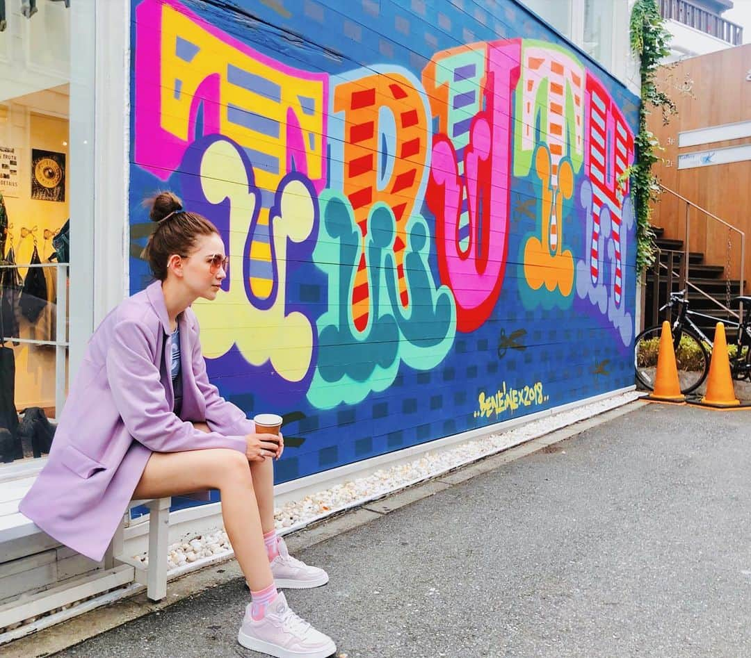 ハンナ・クインリヴァンさんのインスタグラム写真 - (ハンナ・クインリヴァンInstagram)「Messy bun and having fun  #love #travel #wanderlust #adidas」7月22日 0時28分 - hannah_quinlivan