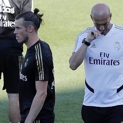 カルロス・テベスのインスタグラム：「Next destination of @garethbale11 will be_______」