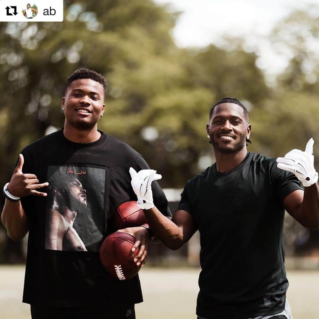 ワシントン・レッドスキンズさんのインスタグラム写真 - (ワシントン・レッドスキンズInstagram)「@dh_simba7 putting that work in with @ab  #repost」7月22日 0時35分 - commanders