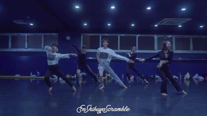 のインスタグラム：「. EN DANCE STUDIO SHOJIN THEATER JAZZ💃✨ . 「NINE」より 「シネマイタリアーノ」 2週目💨 . メチャステキに踊ってくれたテーマパークチーム😊✨ いやーこの男はやはり最高でした。 初めてやる振りでここまで踊りこなされたらたまったもんじゃないわ😂 . 前回のミドルテンポから180度変わってラテン要素盛りだくさん課題盛りだくさんのコンビネーションでした！！ . 明日はすみません先にMoon Danceやります！！ そんでマッドハッターね🎩✨ . Legendも終わり、上海ツアーから帰って来てからもやること多すぎて頭爆発状態ですが、とりあえずこの夏は休む暇なく駆け抜けます！！ 仕事をただ“こなす”んじゃなくて、楽しみながら1つ1つ丁寧にやっていきたい☺️✨ 来週は関西WSもあるし初の北海道WSも！！ . この夏、来年にかけても大きなお話たくさんいただいていてわくわくドキドキ！！ . 明日は久しぶりのNOAテーマとEN、楽しみ😊✨ NOAはハピネス1週目💨 パレード意識したメチャ簡単な振付なので初めての方もぜひチャレンジしに来てね！！ . #shojin #シアタージャズ #シアターダンス #テーマパークダンス #テーマパークダンサー #ジャズダンス #テーマパークレッスン #テーマパークジャズ #ジャズレッスン #endancestudio #en #endance #themepark #theaterjazz #themeparkdance #ミュージカル #ダンス #dance #choreographer #ディズニーダンサー #choreographer #シネマイタリアーノ #nine」