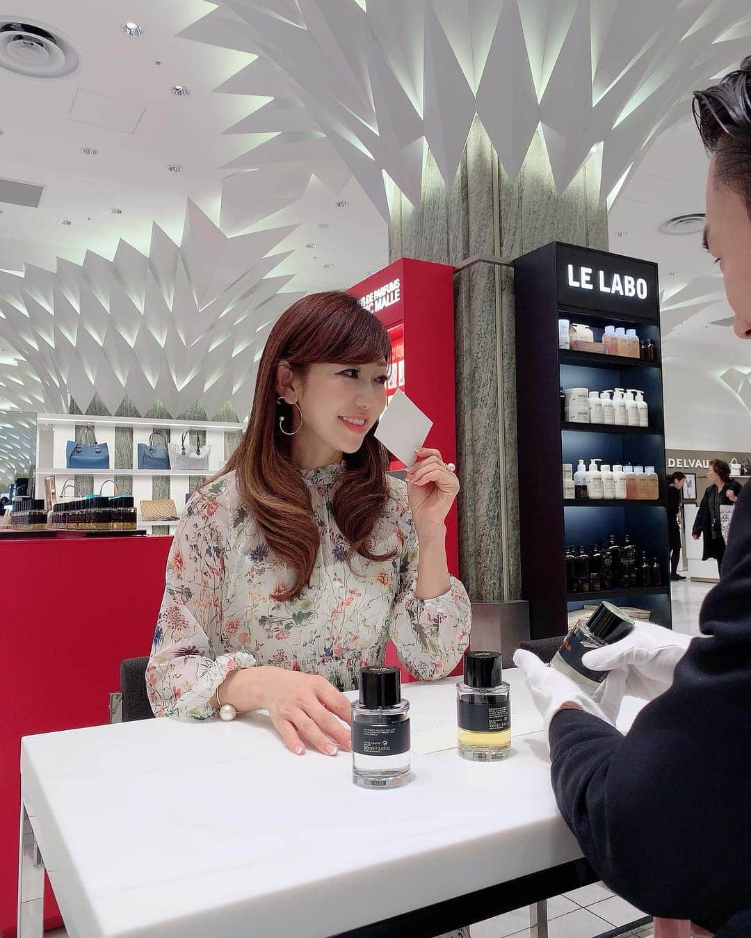 和泉佳子さんのインスタグラム写真 - (和泉佳子Instagram)「今、注目のラグジュアリーパルファムブランド「FREDERIC MALLE（フレデリック・マル）」へ伺いました♥️ . 「フレデリック・マル」は、祖父がパルファン・クリスチャン・ディオールの創業者という、まさにフレグランス界の生粋のサラブレッド✨ . 2000年創業という新鋭ブランドでありながら、最近、私の周囲でも男女を問わず人気が高く愛用者続出なんです✨ . 愛用者には、あの全世界的に人気のディーバも♥️ . 特徴は、12名のスター調香師がそれぞれの個性で香りをブレンドしていることで、たくさんの香りのヴァリエーションがあり、選ぶ楽しみがあります♫ . そんな「フレデリック・マル」で、私も自分好みの香りを探してみました😊💕 . 迷いに迷って私が選んだのは、爽やかな中にもほのかな甘さを感じる、フローラル系のフェミニンな香り💗 . 香りは、ファッション性だけではなく、シーンによって思い出に残る大切なエッセンス✨ . きっとこのマグノリアの香りも、様々なシーンで私にとって大切な思い出の香りになっていくに違いありません😌💕 . . FREDERIC MALLE @fredericmalle . . #和泉佳子 #25ans #ヴァンサンカン #エレブロガー  #フレデリックマル #fredericmarlle #フレグランス @fredericmalle」7月22日 0時53分 - yoshiko_izumi