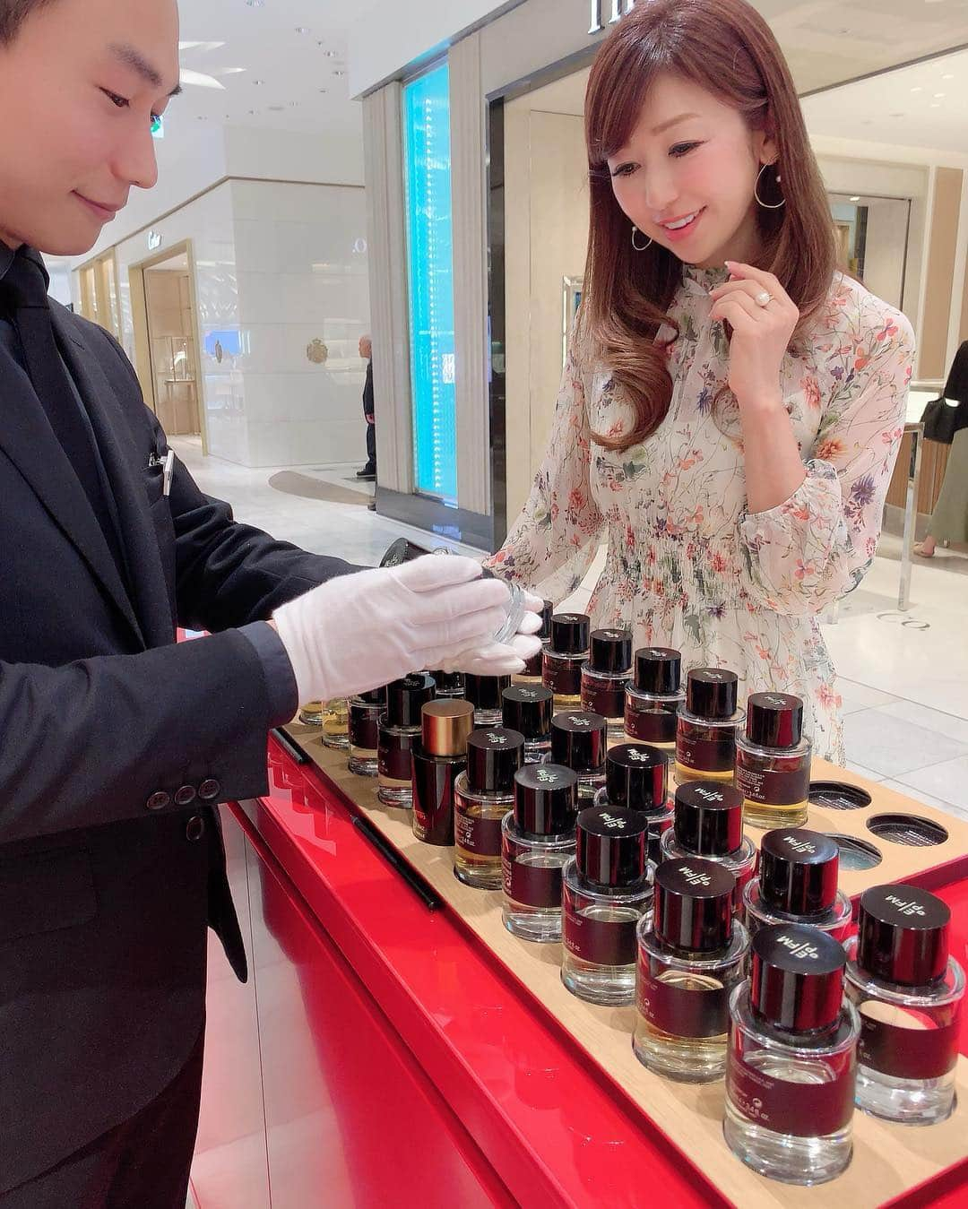 和泉佳子さんのインスタグラム写真 - (和泉佳子Instagram)「今、注目のラグジュアリーパルファムブランド「FREDERIC MALLE（フレデリック・マル）」へ伺いました♥️ . 「フレデリック・マル」は、祖父がパルファン・クリスチャン・ディオールの創業者という、まさにフレグランス界の生粋のサラブレッド✨ . 2000年創業という新鋭ブランドでありながら、最近、私の周囲でも男女を問わず人気が高く愛用者続出なんです✨ . 愛用者には、あの全世界的に人気のディーバも♥️ . 特徴は、12名のスター調香師がそれぞれの個性で香りをブレンドしていることで、たくさんの香りのヴァリエーションがあり、選ぶ楽しみがあります♫ . そんな「フレデリック・マル」で、私も自分好みの香りを探してみました😊💕 . 迷いに迷って私が選んだのは、爽やかな中にもほのかな甘さを感じる、フローラル系のフェミニンな香り💗 . 香りは、ファッション性だけではなく、シーンによって思い出に残る大切なエッセンス✨ . きっとこのマグノリアの香りも、様々なシーンで私にとって大切な思い出の香りになっていくに違いありません😌💕 . . FREDERIC MALLE @fredericmalle . . #和泉佳子 #25ans #ヴァンサンカン #エレブロガー  #フレデリックマル #fredericmarlle #フレグランス @fredericmalle」7月22日 0時53分 - yoshiko_izumi