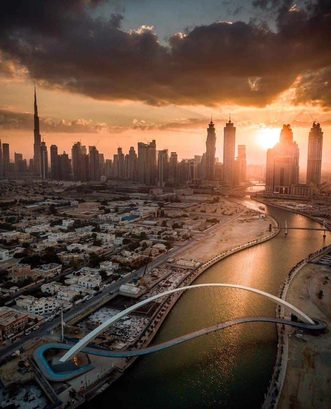 ドバイのインスタグラム：「Dubai Canal #Sunset 📷:@cee_explorer」
