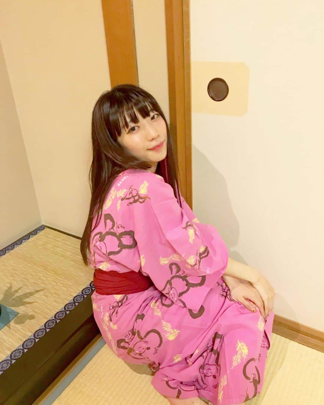 ぱいぱいでか美さんのインスタグラム写真 - (ぱいぱいでか美Instagram)「加賀温泉郷フェスの前夜祭は葉渡莉さんにお世話になりました。 靴擦れかわいそうですね！ ꙳ #加賀温泉郷フェス #加賀温泉郷 #葉渡莉 #加賀は引力 #浴衣 #館内着 ꙳ 1日経って、もう石川に行きたい自分がいる……。 これが加賀温泉郷フェスロスか……！ 前夜祭は葉渡莉にある妖艶なライブスペースでライブしました！ この日も浴衣をお借りしました❤︎ 入り口から風鈴がたくさんあって可愛かったー！」7月22日 0時51分 - paipaidekami