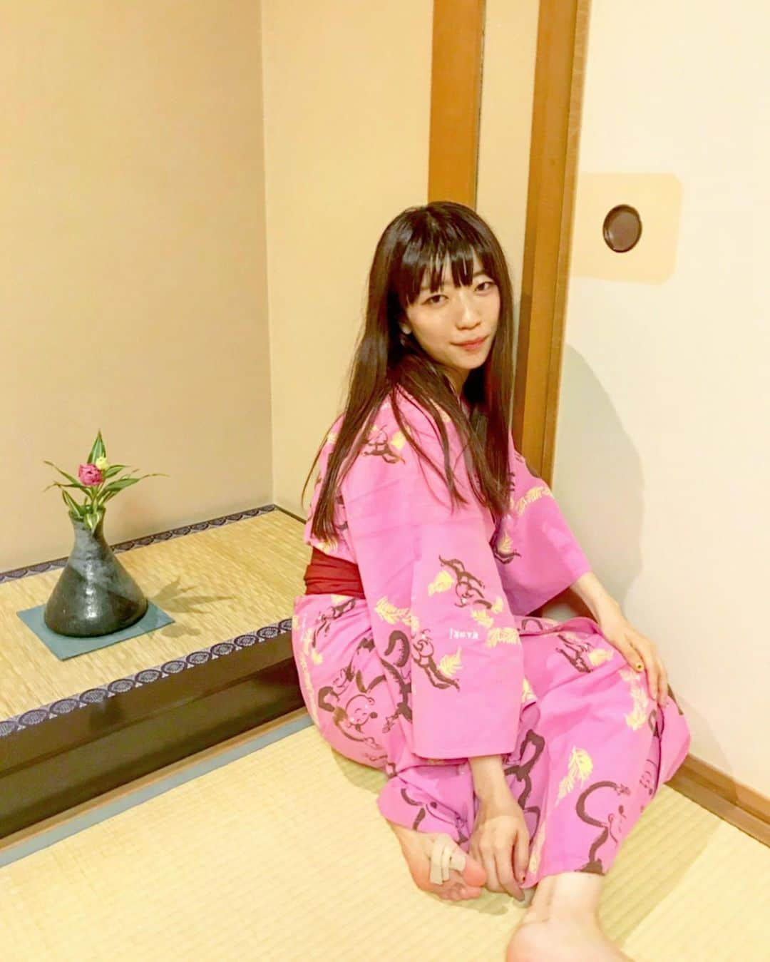 ぱいぱいでか美さんのインスタグラム写真 - (ぱいぱいでか美Instagram)「加賀温泉郷フェスの前夜祭は葉渡莉さんにお世話になりました。 靴擦れかわいそうですね！ ꙳ #加賀温泉郷フェス #加賀温泉郷 #葉渡莉 #加賀は引力 #浴衣 #館内着 ꙳ 1日経って、もう石川に行きたい自分がいる……。 これが加賀温泉郷フェスロスか……！ 前夜祭は葉渡莉にある妖艶なライブスペースでライブしました！ この日も浴衣をお借りしました❤︎ 入り口から風鈴がたくさんあって可愛かったー！」7月22日 0時51分 - paipaidekami