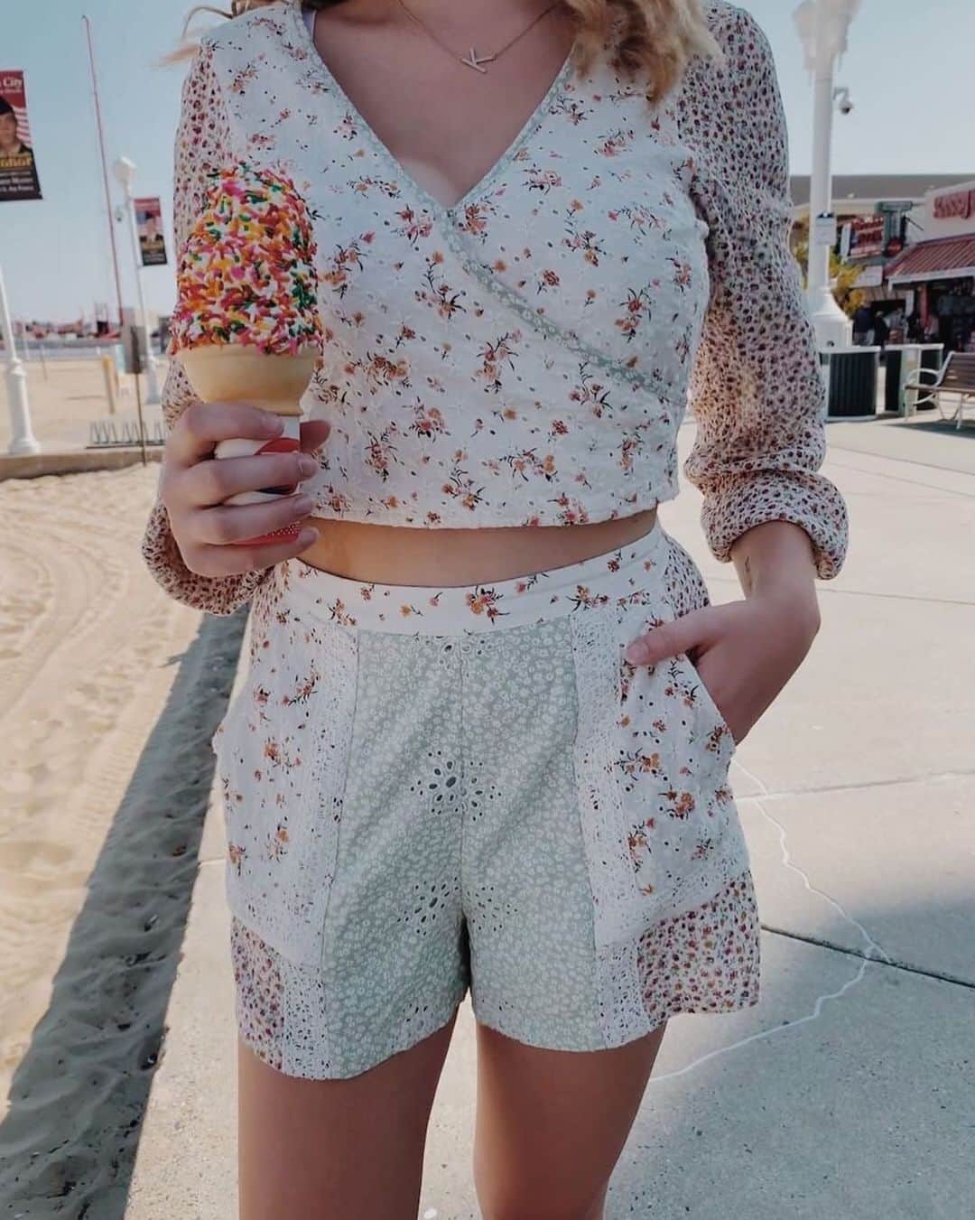 American Eagleさんのインスタグラム写真 - (American EagleInstagram)「Drop your favorite flavor in the comments ↓ 🍦 #NationalIceCreamDay @_kaleighh #rg #AExME」7月22日 0時52分 - americaneagle
