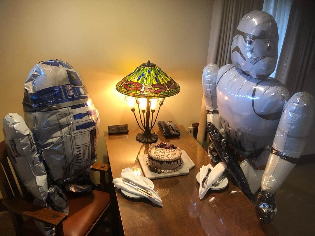 ジャレッド・パダレッキのインスタグラム：「This might get awkward. But, sorry Storm Trooper, my money is on R2. Heading to Hall H to get ready for our final panel. So bittersweet (more bitter than sweet). Hope to see y’all there. It’s going to be epic. #ThanksWBForTheCake❤️」