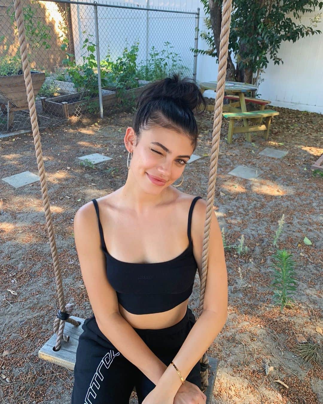 ケルシーのインスタグラム：「fell asleep w this bun and woke up w it somehow still untouched」