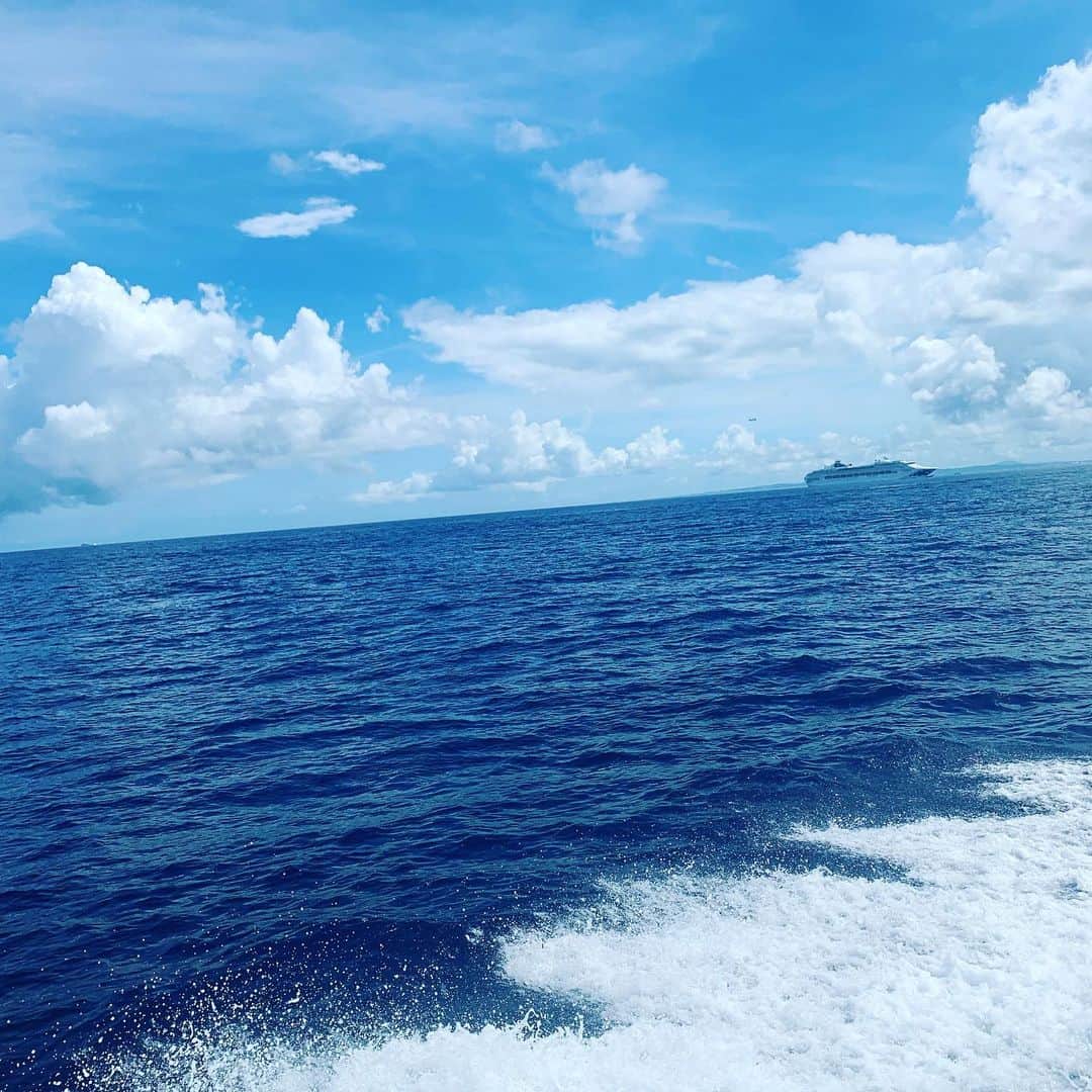 桜花由美さんのインスタグラム写真 - (桜花由美Instagram)「今日は晴れている！  今は夏！  沖縄と言えば海！  海に来たぞー！  水着を持って来なかった事が悔やまれるけど、よく水着と言われるものは持っている。  海に入るぞー！ ‪#wavepro ‬ ‪#女子プロレスラー ‬ ‪#プロレス ‬ ‪#プロレスラー ‬ ‪#女子プロレス‬ ‪#prowrestling‬ ‪#プロレスリングwave‬ #OZアカデミー #正危軍 #沖縄  #沖縄🌺  #暑い #海  #沖縄旅行 #青い空」7月22日 10時24分 - ohkayumi
