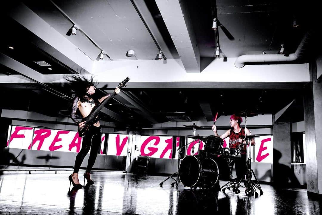 靖乃さんのインスタグラム写真 - (靖乃Instagram)「【FREAKY GROOVE】 学生の皆様は夏休みに突入かな？ 靖乃は8月頭から動きます！  8/2(金)目黒Kahoo 進藤 渉+靖乃 前売り¥2500(ドリンク代別)  第一部 開場12:00/開演12:30 https://bit.ly/2HNerom  第二部 開場15:00/開演15:30 https://bit.ly/2QCyAAg  お楽しみに‼︎ #靖乃 #進藤渉 #FREAKYGROOVE」7月22日 10時25分 - yasuno_official