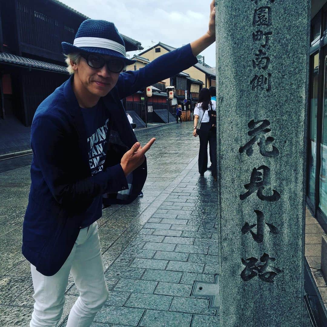やまだひさしさんのインスタグラム写真 - (やまだひさしInstagram)「京都から出発！ https://youtu.be/TtVeOGAqnvw これから1日かけて広島に着けばいいだけなので全くノープラン。 一番やりたかった行きあ旅、ばっ旅。 ランチどこにしよう？ 大阪？神戸？ いっそ四国寄っちゃおうかな？ みんなのコメントが多い場所に向かいまーすw 10:30から観てねー！ #やまだひさし #ラジオ #DJ #ノマド #旅人 #東京 #京都 #広島 #行脚 #珍道中 #ジャガー #納車 #大瀬戸千嶋」7月22日 10時28分 - yamadamic