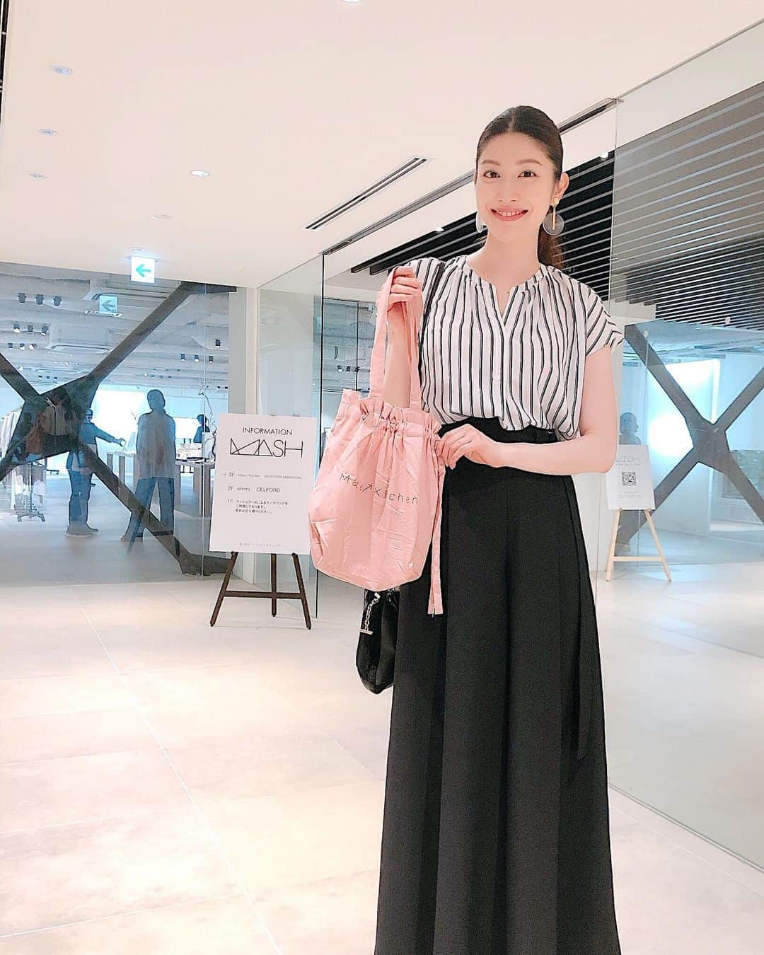 のインスタグラム：「MASHの展示会に行ってきました🤗 ・ Cosme Kitchenから生まれたメイクアップのオーガニック&ナチュラルセレクトショップMake↗︎Kitchenが新しいブランドをたくさん展開していました✨ ・ 特に、リップケアのラインナップが充実しているHENNE ORGANICSが気になる😗💄ここの #リップセラム は試してみたい🎶 ・ ・ @makeupkitchen_official  @henneorganics  #リップケア #オーガニックコスメ #makeupkitchen  #henneorganics」