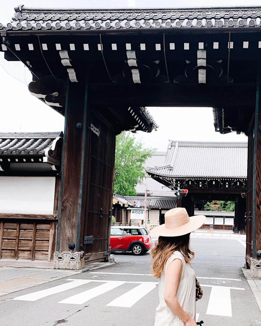 misatoさんのインスタグラム写真 - (misatoInstagram)「♡︎ʾʾ 先週の半分は京都でした☺︎🎶 . 京都ISETANとホテルの往復だけで 観光は出来なかったけど (最終日に時間をもらったのに家族全員疲れて行けずw) 朝、お散歩した時に西本願寺前で 記念撮影♡ 目を瞑っちゃってるけど😂 . . 週末は @mimimimyu ちゃんファミリーと 京都を過ごせて楽しかったなぁ♡ 一軒家貸し切りのお宿は 本当に快適で息子たちも大はしゃぎ‼︎ 賑やかすぎたから一軒家でよかった😂🔥 . 私不在中、息子たちを あちこち観光に連れて行ってくれた主人に感謝🙏♡ . . @myu____official POPUPは23日まで 京都ISETAN 4Fで開催中です♡ 私が着ているワンピースとパンツも 先行発売商品🎶 まだここでしか購入できない かわいいお洋服いっぱいあります☺︎♡ 是非お越しください💘 . . . #ママコーデ#ママファッション#ワーキングママ#京都#西本願寺#京都旅行#子連れ出張#出張 #kyoto#ootd#outfit#coordinate#temple #ベージュコーデ #lackofcolor #trip#japan#myu_popup201907」7月22日 10時49分 - leialoha319