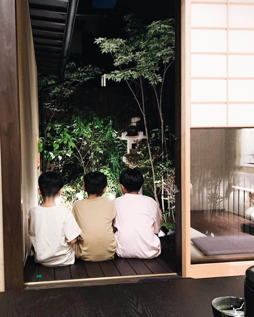 misatoさんのインスタグラム写真 - (misatoInstagram)「♡︎ʾʾ 先週の半分は京都でした☺︎🎶 . 京都ISETANとホテルの往復だけで 観光は出来なかったけど (最終日に時間をもらったのに家族全員疲れて行けずw) 朝、お散歩した時に西本願寺前で 記念撮影♡ 目を瞑っちゃってるけど😂 . . 週末は @mimimimyu ちゃんファミリーと 京都を過ごせて楽しかったなぁ♡ 一軒家貸し切りのお宿は 本当に快適で息子たちも大はしゃぎ‼︎ 賑やかすぎたから一軒家でよかった😂🔥 . 私不在中、息子たちを あちこち観光に連れて行ってくれた主人に感謝🙏♡ . . @myu____official POPUPは23日まで 京都ISETAN 4Fで開催中です♡ 私が着ているワンピースとパンツも 先行発売商品🎶 まだここでしか購入できない かわいいお洋服いっぱいあります☺︎♡ 是非お越しください💘 . . . #ママコーデ#ママファッション#ワーキングママ#京都#西本願寺#京都旅行#子連れ出張#出張 #kyoto#ootd#outfit#coordinate#temple #ベージュコーデ #lackofcolor #trip#japan#myu_popup201907」7月22日 10時49分 - leialoha319