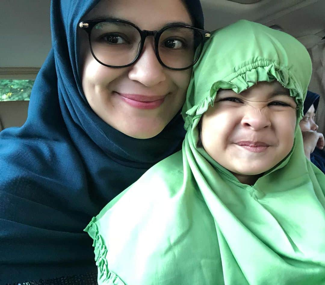 Shireen Sungkarさんのインスタグラム写真 - (Shireen SungkarInstagram)「Pagiiiiiiii ,anter kaka hawwa skolaaa duluuuuuu dengan mami baru pulang mukaaaa bantal 😂❤️masyaaAllah」7月22日 11時01分 - shireensungkar