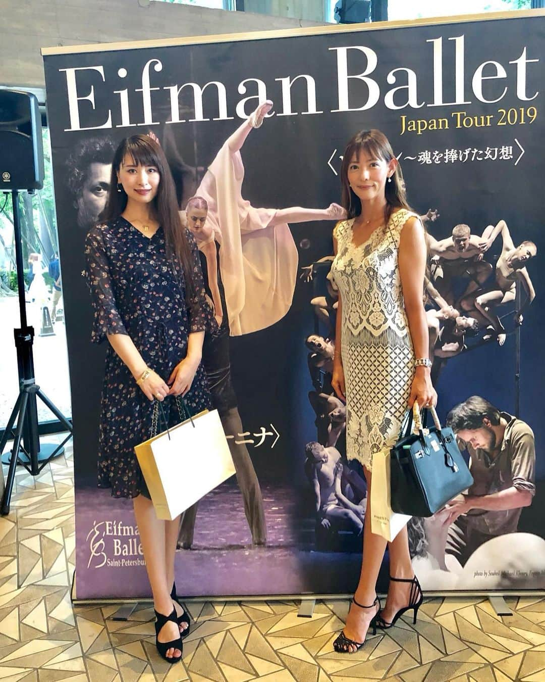 箕輪玖美さんのインスタグラム写真 - (箕輪玖美Instagram)「昨日はSMBC信託銀行さんのご招待で、はるちゃんとエイフマンバレエ鑑賞へ😊  バレエ大国ロシアで巨匠と呼ばれるエイフマン氏、クラシカルな中にコンテンポラリーのエッセンスもあり、あっと言う間の2時間😊 ダンサーさんの優雅でエアリーな動きに始終ウットリ❤️ アフターパーティーでは、なんとエイフマン氏に花束贈呈のお役まで頂いた素晴らしい一日✨✨✨ #バレエ #エイフマンバレエ  #アンナカレーニナ #美しいものが好き #美しいものが好きな人と繋がりた い  #芸術 #素晴らしい作品  #instapic #アラフィフコーデ #tadashishoji  #モデル #箕輪玖美 #хорошодома  #eifmanballet」7月22日 11時03分 - kumi.111