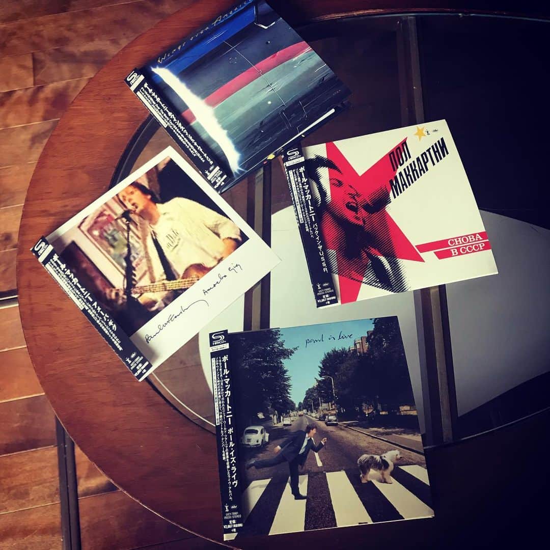 佐野史郎のインスタグラム：「ポール・マッカートニーのライブアルバム、紙ジャケ、リイシュー💽 アビーロード・スタジオ、リマスター盤‼︎ 特にLA、レコードショップ、アメーバでのインストアライブ、嬉しすぎ🎶 https://www.universal-music.co.jp/paul-mccartney/」