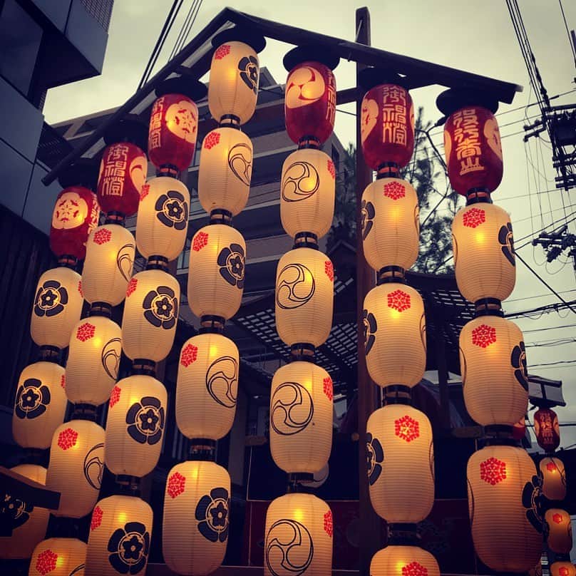 吉村民のインスタグラム：「新幹線に乗るまでの時間、  祇園祭を少しだけ見ることができました🍉  もっと京都に詳しくなりたい！ 月1で京都に行きたい！  #祇園祭 #gion #京都 #kyoto #祭り  #歴史好き #歴史 #歴女 #japanesehistory #japan #japantrip #japan_photo_now #japan #japan_night_view」