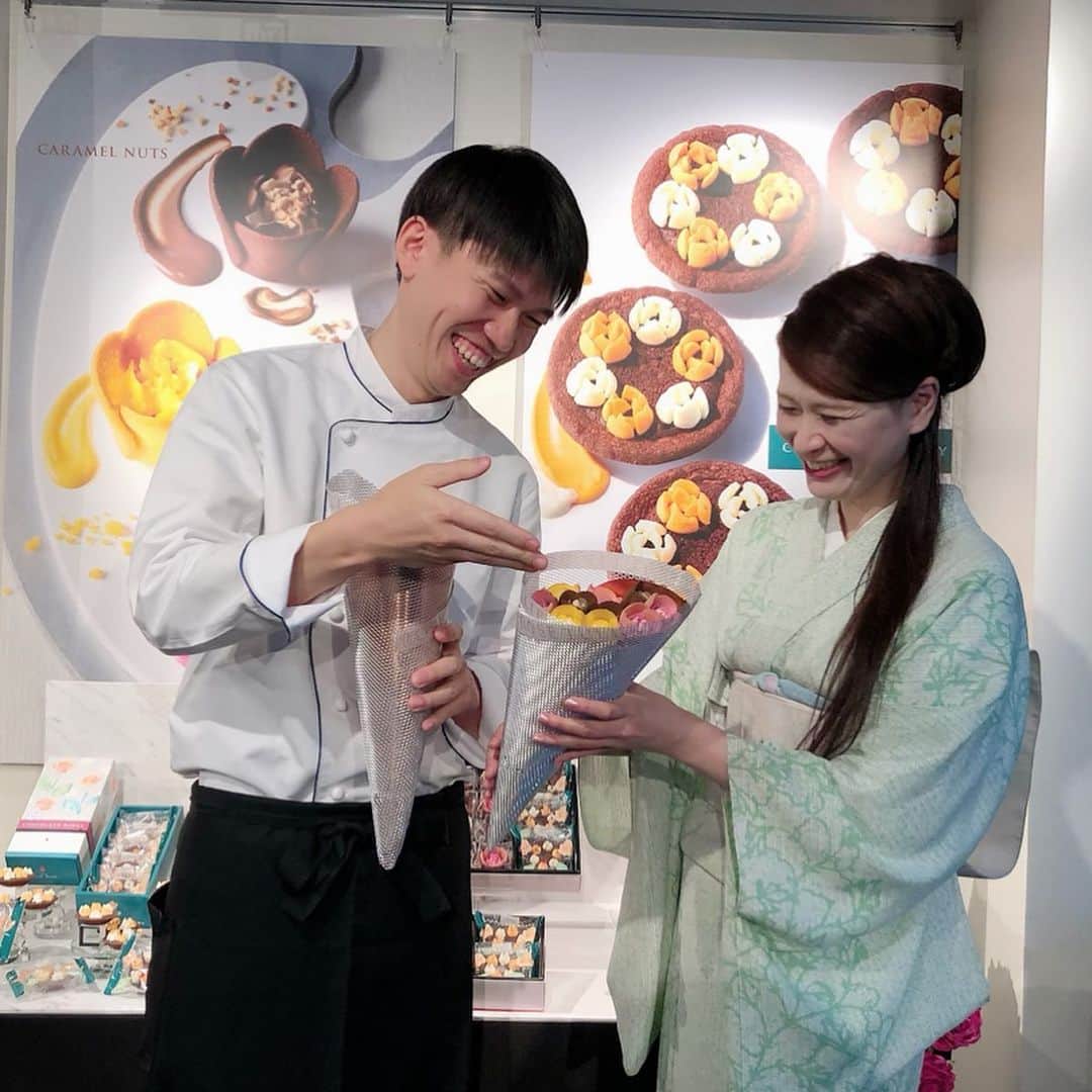里井真由美さんのインスタグラム写真 - (里井真由美Instagram)「・ 「チューリップ ローズ 」これ、クッキーです♪ (→１つづつ個包装になってます) ・ ・ 箱入りのギフトボックスは1か月で50万個売れた記録もある大人気っぷり🌷🌹 ・ ・ お味はベリー、マンゴー、チョコの3種あります。 花びらがラングドシャのサクサク生地です🌷🌹 ・ ・ 東京駅に7/30に待望のオープンです㊗️ ・ 発表会では クリームを絞る実演や花束にアレンジされたディスプレイのご説明もありました。 ・ ・ 基本的には箱入りをギフトや自分ご褒美に買うのが多いかと思いますが、 ・ ・ 例えばホームパーティーでの演出とかに飾ったりも素敵🌷🌹🌷🌹 ・ ・ オープン後はまたまた行列になりそう🌹🌷 ・ ・ #チューリップローズ#東京駅#ギフト#クッキー#里井真由美#ありが糖運動 #プチギフト#手土産#1級フードアナリスト里井真由美 #チョコレート#いちご#マンゴー#薔薇#チューリップ」7月22日 11時10分 - mayumi.satoi