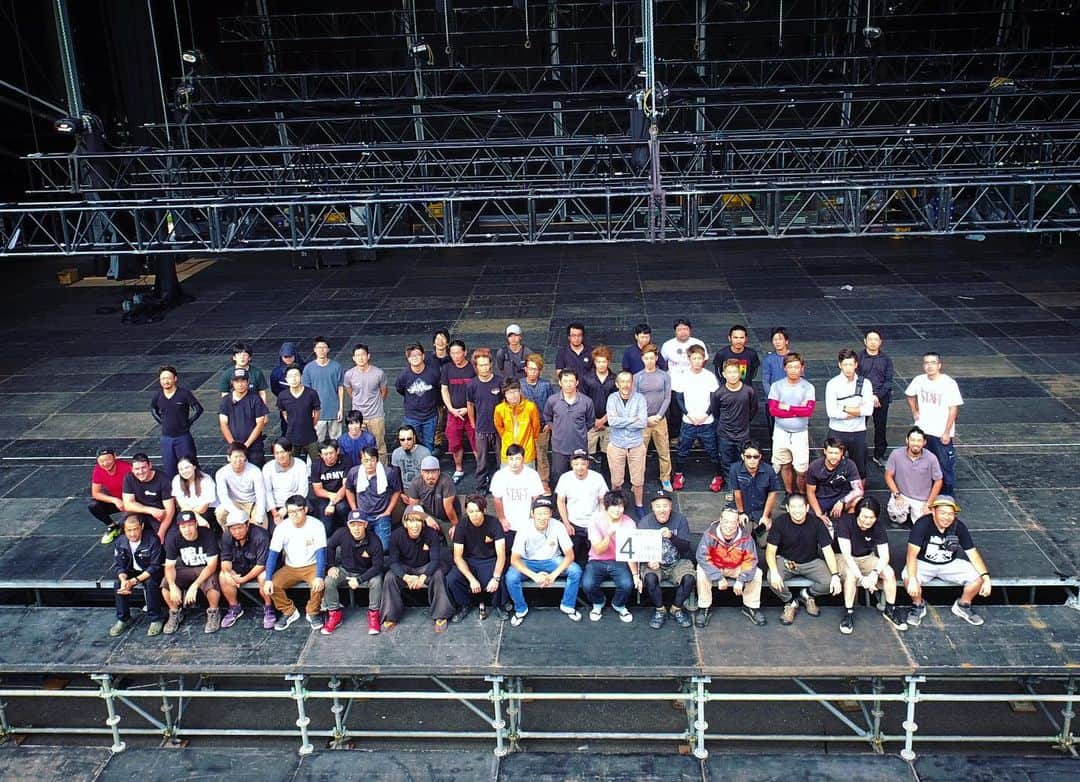 のインスタグラム：「‪🌈4 DAYS TO GO🌈‬ ‪from NIHON STAGE GREEN STAGE CREW‬ . フジロック最大のグリーンステージを作り上げている設営・施工チームより！あと4日⚡️ #fujirock #フジロック‬ #fujirockfestival」