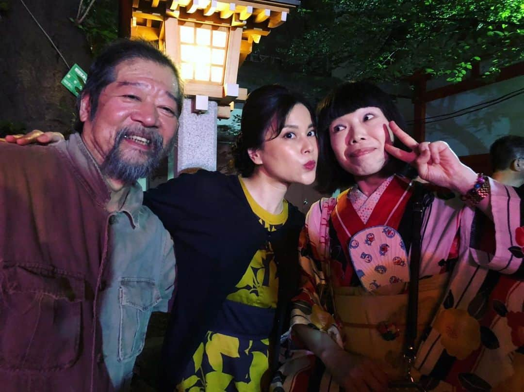 佐古真弓さんのインスタグラム写真 - (佐古真弓Instagram)「昨夜はあの国民的アニメのあのキャラクターを演じていらっしゃる声優・水田わさびさんが御来場下さいました！ わさびさんとは着物を通じて仲良くさせて頂いております☺️ いつも可愛いコーディネートで、一緒に居ると楽しく幸せな気分にさせてくれる素敵な先輩💞 昨夜は椿組の公演に合わせて椿柄の着物にドラちゃんの団扇。...もー！素敵過ぎます！！ 舞台が終わったら着物デートしようねって言ってくれました😭 毎日仕事仲間や友人が大勢観に来てくれて本当に感謝です。 今夜はいよいよ千穐楽。 最後まで精一杯駆け抜けます！ #水田わさび さん #辻親八 さん #佐古真弓 #椿組 #花園神社 #野外劇  #着物 #着物コーディネート #kimono」7月22日 11時16分 - _sacomayumi_