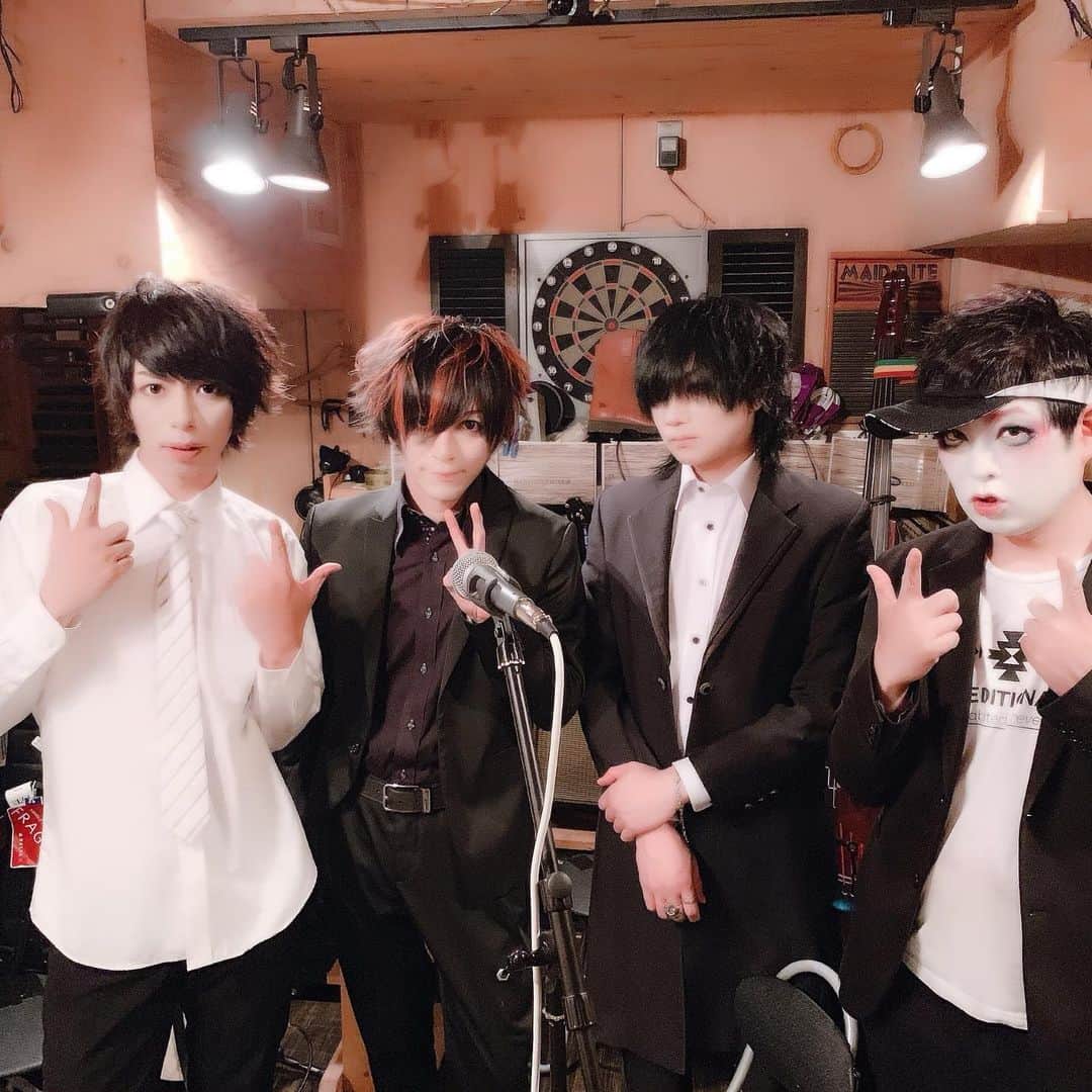 のインスタグラム：「昨日はナナ第1期でのライブでした。この4人でライブをするのは15年振りくらいになるのかな？1期の曲を中心に今回の場所に合わせてアレンジをしてみました。ちょっとグダグダな部分もあったかもしれないけどアットホームな雰囲気は作れたんじゃないかと思います。昨日も言ったけどまたいつかこの体制でもライブできたらなと思っています。 #ナナ #第1期メンバー #sarshi #山沖怜 #aki #ジェッツ #西宮 #eijinitta」