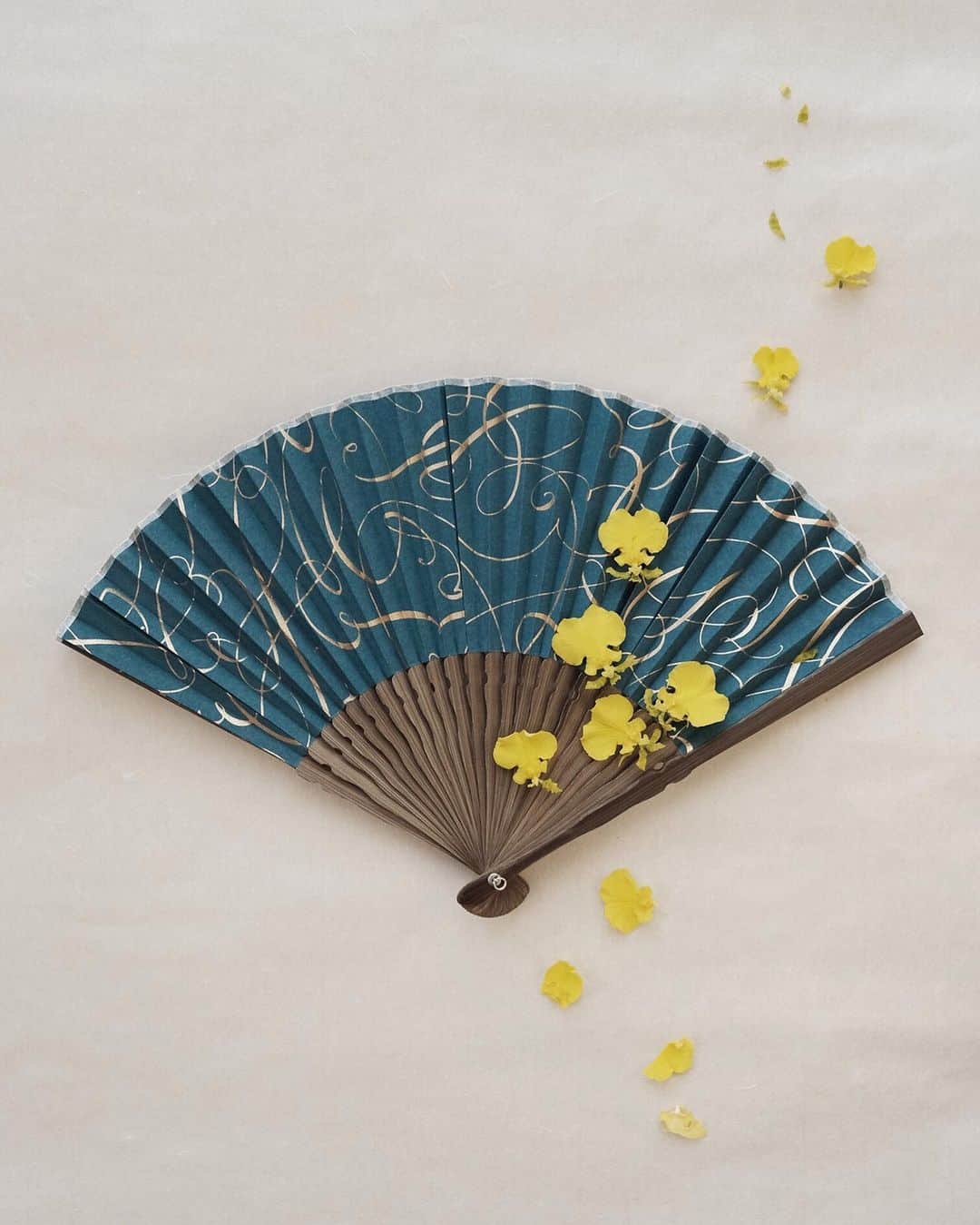 Veronica Halimさんのインスタグラム写真 - (Veronica HalimInstagram)「Pretty fan to endure the summer heat, made with my limited edition wrapping paper. This fan was printed using yuzen hand-silkscreen technique in Kyoto.  Now available for purchase from @box_and_needle — #truffypi #vhcalligraphy #japanesefan #fan #カリグラフィー #カリグラフィースタイリング #モダンカリグラフィー#summer #夏 #paperlove #wrapping #wrappingpaper #flourishing #weddinggift #customfan #kyoto #yuzen #chiyogami #silkscreen」7月22日 11時28分 - truffypi