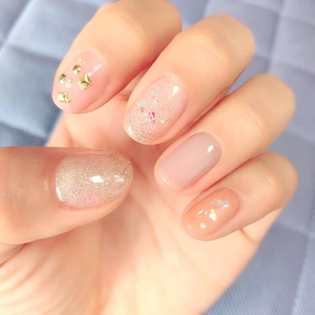のインスタグラム：「﻿ 撮影などあったので﻿ 今のネイルは割とシンプルです💅﻿ ﻿ #MARIAネイル﻿ #ジェルネイル #セルフネイル﻿ #ショートネイル派﻿ #なぜなら手が大きいから笑﻿ #小さい頃ピアノでぐんぐん成長﻿ #神様どうせなら足の長さや身長に😭﻿ ﻿ でも昔は大きい手がイヤだったけど‬﻿ 今では‪歌う時のパフォーマンスやダンスで役立ってます‬✌️﻿ Michaelも手が大きいし❤︎(関係ない)」