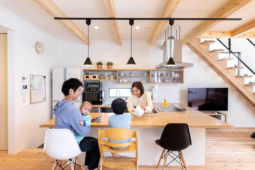 ソラマド香川のインスタグラム：「ソラマドキッチン。 家族でティータイム。会話が弾みます。 ・ ・ ・ --★--------------------------------★-- 「ソラマドの家」資料請求はこちら →@request.soramadokagawa 「ソラマドの家」施工例はこちら →@soramado_kagawa --★--------------------------------★-- ・ ・ #soramado #ソラマド #ソラマドの家 #ソラマドキッチン #インテリア #マイホーム #モデルハウス #家づくり #リフォーム #中庭のある家 #中庭 #デザイン住宅 #注文住宅 #香川注文住宅 #香川の家 #設計事務所 #施工事例 #自然素材 #住まい #平屋 #平屋暮らし #木の家 #おしゃれな家 #工務店がつくる家 #新築記録 #新築計画 #漆喰 #螺旋階段 #センコー産業 #ソラマド香川」