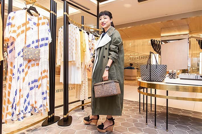 #ぶらエディターズ GINZA SIX オフィシャルさんのインスタグラム写真 - (#ぶらエディターズ GINZA SIX オフィシャルInstagram)「「トレンチコート（79,000円）は割と見慣れたアイテムですが、こちらは丸みを帯びたコクーン風シルエットがやさしげで、直感的に手に取りました。トレンチ特有のマニッシュ感をやわらげています。試着させてもらったら、とっても軽くてびっくり。 バニティバッグ（22,200円）も持ってみました。こちらは中にポーチも付いています。バッグにも定評のあるブランドで、中東ムードを薫らせたアイコンバッグ『アラビックフラワー』でおなじみ。GINZA SIX店ではバッグのほかに、ウォレットやポーチの品ぞろえも充実しています。...」 全文はプロフィールの公式HPよりご覧いただけます。 #GINZASIX #ぶらエディターズ #宮田理江 #bymalenebirger」7月22日 11時34分 - ginzasix_official