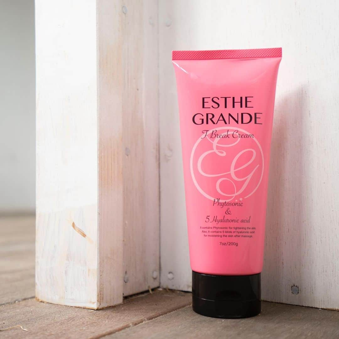 EstheGrande（エステグランデ）のインスタグラム：「触りたくなる肌へ💕  お風呂あがりにたった 5分マッサージ！  #esthegrande #エステグランデ #スリミングクリーム #ボディクリーム #ボディメイク #スリム #痩せたい #美容 #美活 #マッサージクリーム #引き締め」