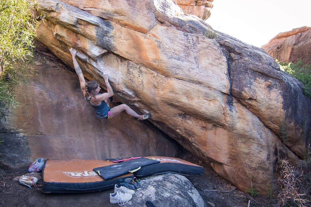 カロリーネ・ジンフーバーさんのインスタグラム写真 - (カロリーネ・ジンフーバーInstagram)「sending ‚Wee Baby Shamus‘ 8A 📷 @fabian.leu & ‚Macho King‘ 7C+ & ‚No late Benders‘ 8A @sosolid_official @belmezattitude @frictionlabs @scarpa_at @natureclimbing . . . . . #rocklands #africa #bouldering #climbing #klettern #scarpaspa #naturwclimbing #frictionlabs #bouldering_came_first #climbing_is_my_passion #climbing_worldwide #girlswhoclimb #c_l_i_m_b #doyouboulder #mountaingirls #getoutside #womenrockclimbing #climbinginspiration #climbing_pictures_of_instagram #climbing_lovers #climb_girls」7月22日 2時56分 - karo_sinnhuber