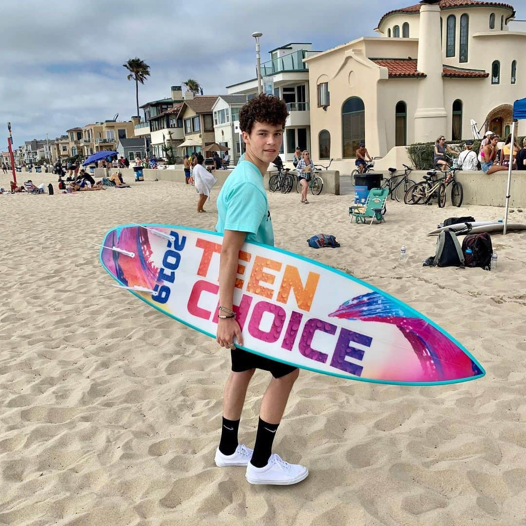 ヘイデン・サマーオールさんのインスタグラム写真 - (ヘイデン・サマーオールInstagram)「This #teenchoice surfboard looks good on me! Make sure to go to the link in my bio and vote 10 times so I can get one🏄🏻‍♂️💜」7月22日 2時56分 - haydensummerall