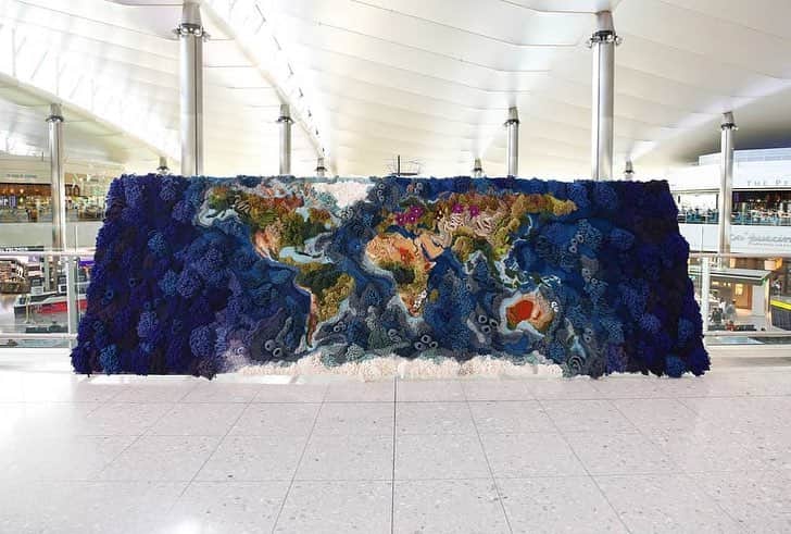 Design Milkさんのインスタグラム写真 - (Design MilkInstagram)「Before you get to your gate at @heathrow_airport, check out @vanessabarragao_work’s  Botanical Tapestry #installation (in partnership with @kewgardens) which took more than 520 hours to weave!」7月22日 2時56分 - designmilk