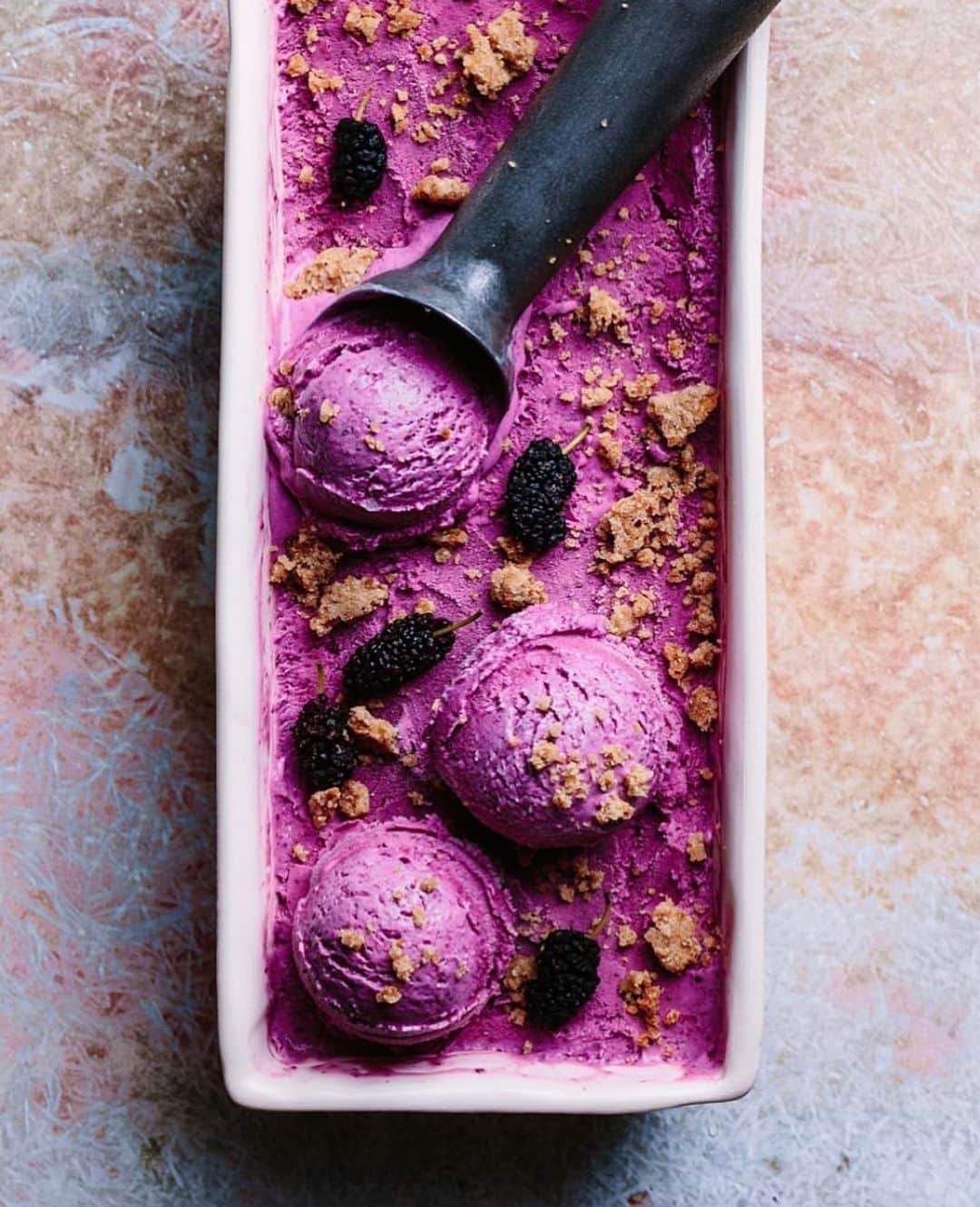 Whole Foods Marketさんのインスタグラム写真 - (Whole Foods MarketInstagram)「Hold the phone ☎️... Mulberry crumble ice cream?!? 😮This recipe from from @beyondsweetandsavory is perfect for summer and #nationalicecreamday.」7月22日 2時54分 - wholefoods