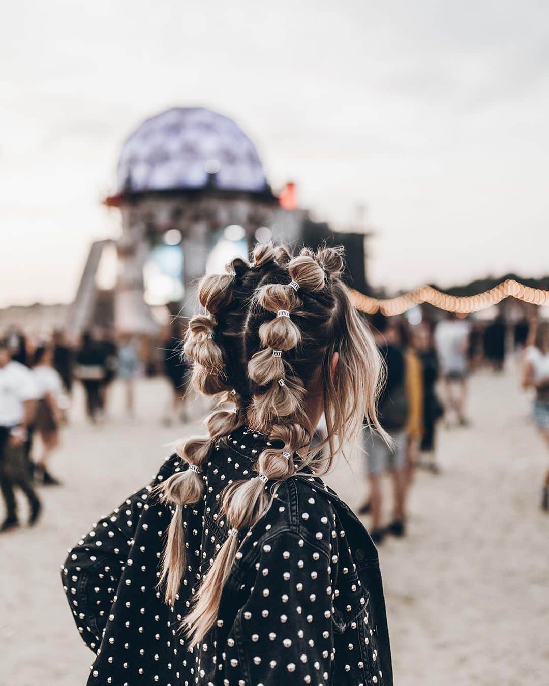 ジャクリーン・ミクタさんのインスタグラム写真 - (ジャクリーン・ミクタInstagram)「Werbung - 🦖🎉 All in with the festival hair at Parookaville with @redken ✨ Studs, puffs, silver and music! #redkenready #redkenfestivalstylist #festivalready」7月22日 2時54分 - mikutas