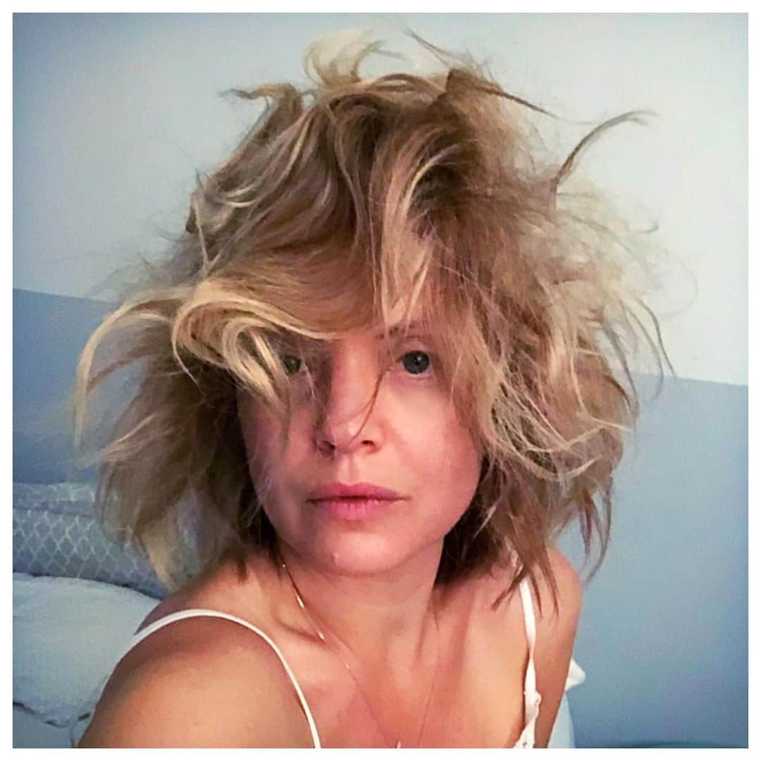 ミーナ・スヴァーリさんのインスタグラム写真 - (ミーナ・スヴァーリInstagram)「Don’t go to sleep with wet hair. 🤦🏼‍♀️ #AWordToTheWise #SundayFunday #WeekendMood」7月22日 3時03分 - menasuvari