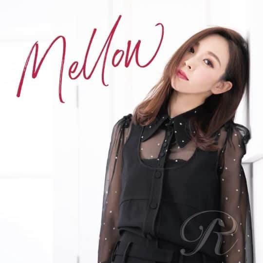 愛内里菜のインスタグラム：「新曲の﻿ 「Mellow」﻿ ﻿ 1年以上ライブで歌いつづけてきて﻿ やっと形になりました！😌﻿ ﻿ 2010年の引退から﻿ 自分で言葉を書いた歌を届けるまで ﻿ 8年のブランクがあり﻿ やっぱりもう一度歌を届けたい﻿ Rとして再始動できた感謝の気持ちをつづった﻿ この曲をバースデーライブの﻿ 7月27日、28日に﻿ 大阪ライブ会場限定でCDが販売になります。﻿ ﻿ 7月31日には各配信サイトでリリース配信の予定です！﻿ ﻿ たくさんの方に届いてほしいです😌❤️﻿ ﻿ みなさま拡散お願いいたします👏﻿ ﻿ #新曲発表 #バラード #ミュージック#音楽の力﻿ #音楽最高 #作詞 #R #垣内りか #愛内里菜 #ロック﻿ #作曲 #編曲  #@kentaroishii1981﻿  #復帰4作目の新曲﻿ #バイオリン #@tomoyatakaku﻿ #ギター  #@tanaka_tatsuo﻿ ﻿ #@booyon📸 #@f_s_6👗 #@pulito_yuri💄 ﻿ ﻿ ﻿ ﻿ ﻿ ﻿ ﻿ ﻿」