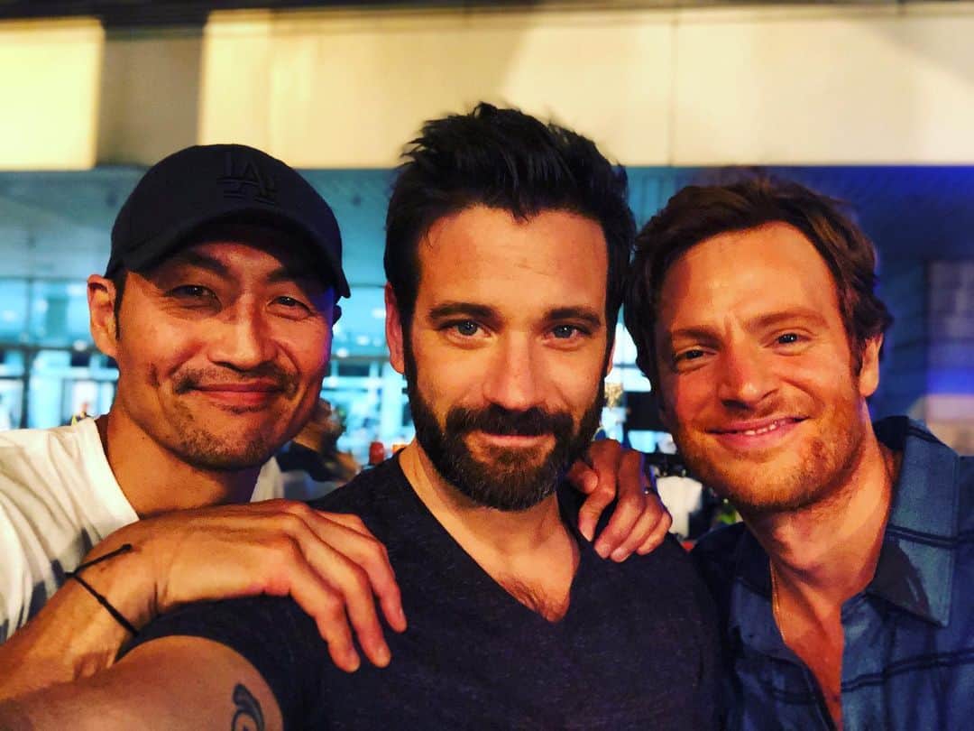のインスタグラム：「Last night I said goodbye to Connor Rhodes. This isn’t a spoiler just one of the few photos from the last couple days in which I was not crying like a baby. This cast, this crew, this show have all left an indelible mark upon me. Now excuse me while I go back to scrolling through photos and smile crying on this plane. #ChicagoMed」