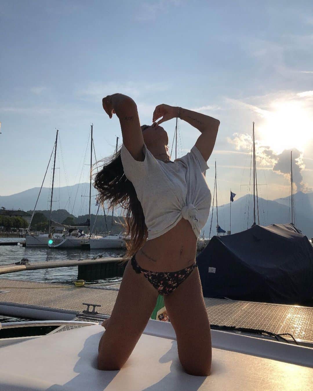 イナス・マリアーニのインスタグラム：「La felicità, sì, la felicità, a proposito di felicità, cercatela, tutti i giorni, continuamente, anzi chiunque mi ascolti ora si metta in cerca della felicità ora, in questo momento perché è lì, ce l’avete, ce l’abbiamo, perché l’hanno data a tutti noi.  #sunday #trip #boat #sun #sunset #happy」