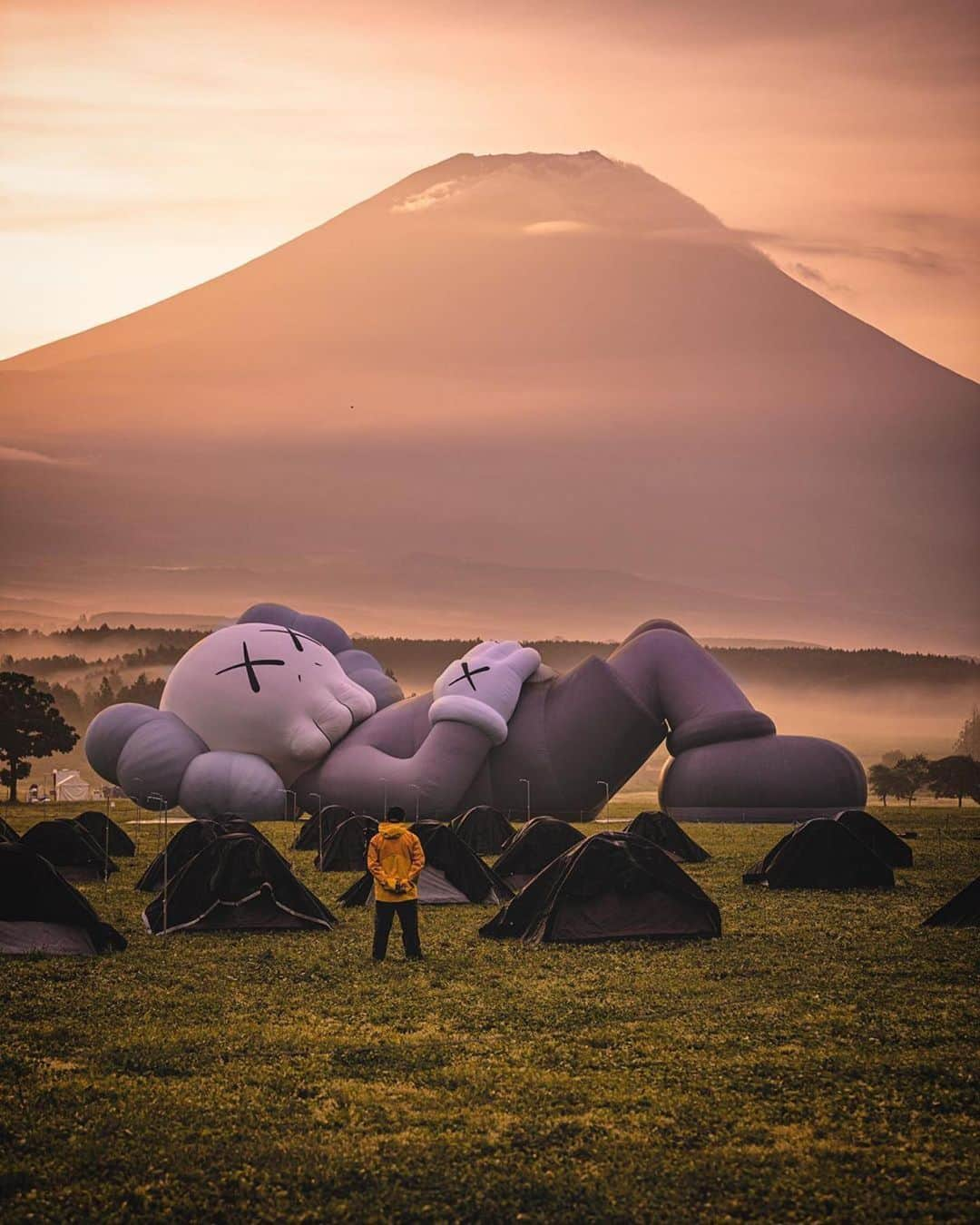 KAWSONEさんのインスタグラム写真 - (KAWSONEInstagram)「I love seeing all these photos people are taking! Thank you @asteryx 🙏✌️ #Repost @asteryx ・・・ ✨✨Holiday sunrise✨✨ Mount Fuji peaked for a very special sunrise this morning. Thanks. @kaws  @arr.allrightsreserved  @herschelsupply  #kaws #kawsholiday  #AllRightsReserved  #Japan #mtfuji  #HerschelSupply」7月22日 3時15分 - kaws