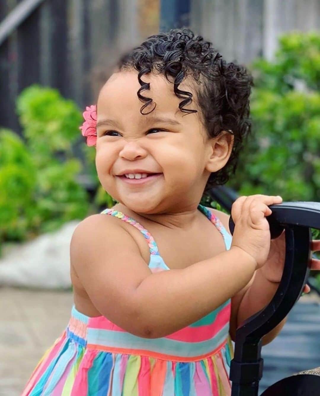 CosmoProf Beautyさんのインスタグラム写真 - (CosmoProf BeautyInstagram)「Aren't these just the CUTEST little curls & smile you ever did see? 😍⁣ ⁣ #CosmoPro @mirellamanelli used @littlegreencares Kids Shampoo & Body Wash, Kids Conditioning Hair Detangler and Kids Curly Hair Cream on @cosimagray to keep these curls healthy, bouncy & frizz free.⁣ ⁣ Save 30% on the #LittleGreenCares Intro Kit this month at #cosmoprofbeauty where you are #licensedtocreate⁣ ⁣ #repost #littlegreen #kidshaircare #curlynatural #curlyhairstyle #naturalcurls」7月22日 3時25分 - cosmoprofbeauty