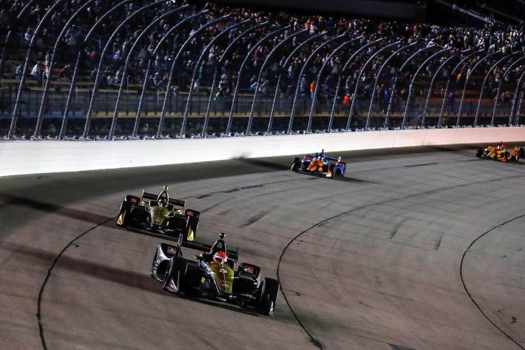 マーカス・エリクソンさんのインスタグラム写真 - (マーカス・エリクソンInstagram)「What a night! Loved racing @iowaspeedway . Was in the mix for a podium until I got hit by a stop and go penalty in the end of the race. Very frustrating and tough but it was my mistake. P11 at the 🏁. The @spmindycar @arrowelectronics car was great to drive all night. Big congrats to @hinchtown for the podium, well deserved buddy #ME7 #INDYCAR」7月22日 3時26分 - ericsson_marcus