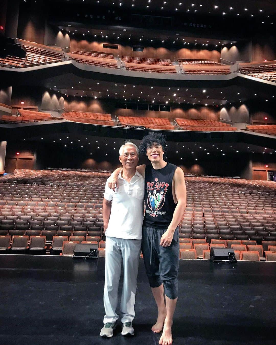 ユージン・リー・ヤンのインスタグラム：「It’s been an amazing, surreal experience proudly performing as an out, gay Asian artist across America in front of thousands of people, including my hometown venue where I saw my first musical, ballet, and symphony as a lost, insecure little kid. Look at me now, Dad. 💜 #tryguystour」