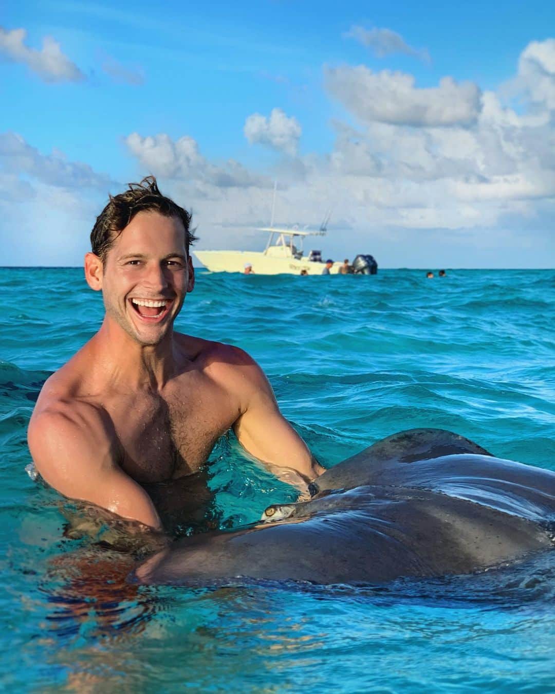 マックス・エマーソンさんのインスタグラム写真 - (マックス・エマーソンInstagram)「Andrés gave me a hall pass to cuddle with a local. @mangojamcharters @beachsuitescayman #flapflap #scubaRoomba #oceanPuppy」7月22日 3時30分 - maxisms