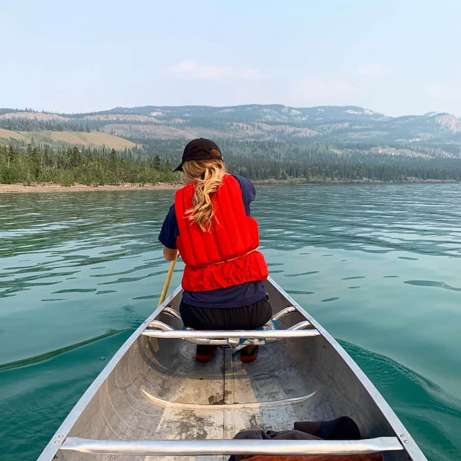 マデリーン・エドワーズのインスタグラム：「Canoed some lake, saw some bears, and pet some sled dogs. I’d call it a successful trip up north. 🛶」