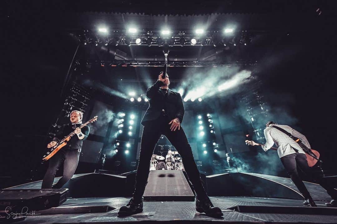 Shinedownさんのインスタグラム写真 - (ShinedownInstagram)「Feels good to be back Cali! The forecast for tonight looks perfect for a rock show... 🔥🤘Let’s DO THIS @fivepointamphitheatre! . . 📷 @sanjayparikhphoto #shinedown #sundayfunday #californialove #irvinecalifornia #rockshow」7月22日 3時46分 - shinedown