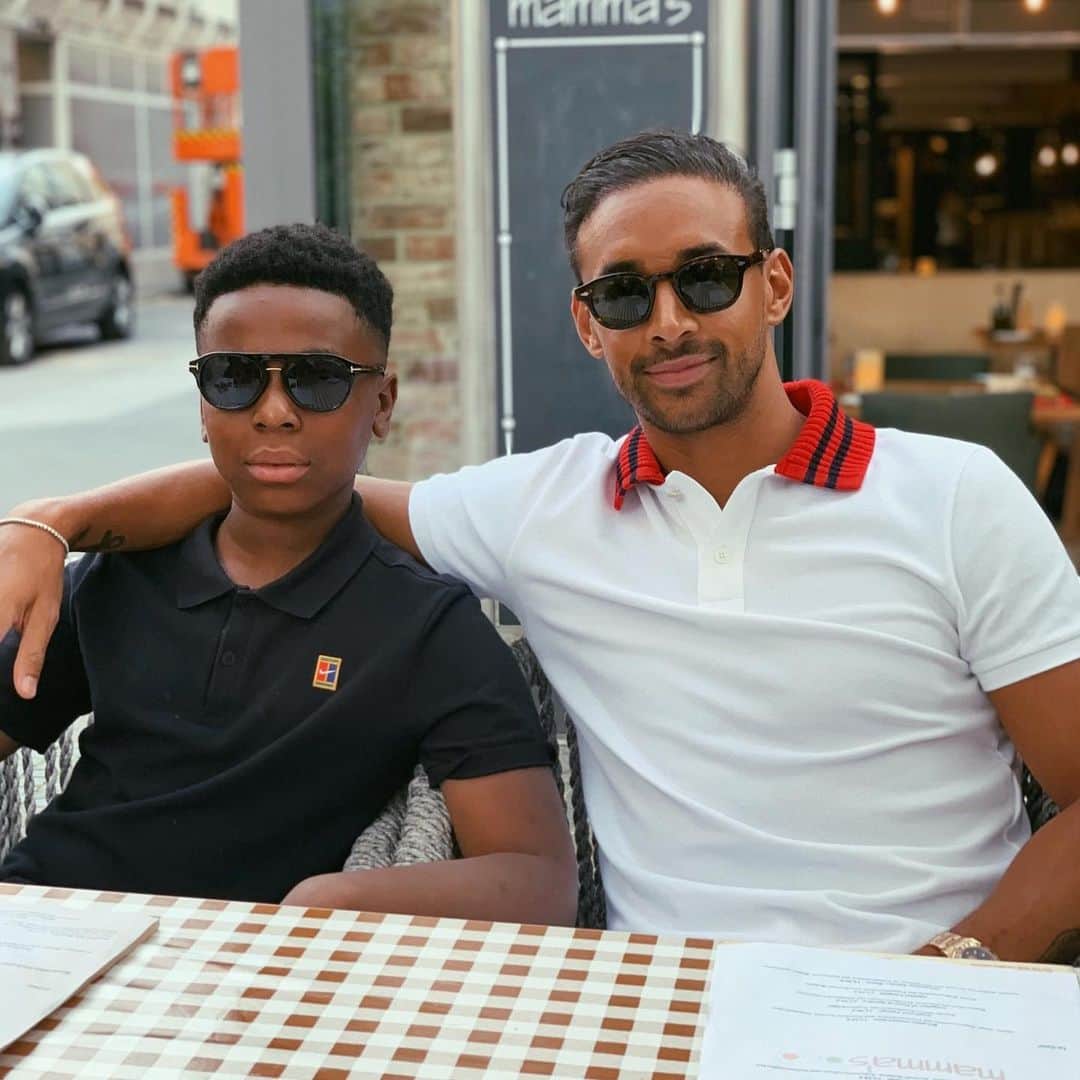 カリム・ベララビのインスタグラム：「back home with my small brother」