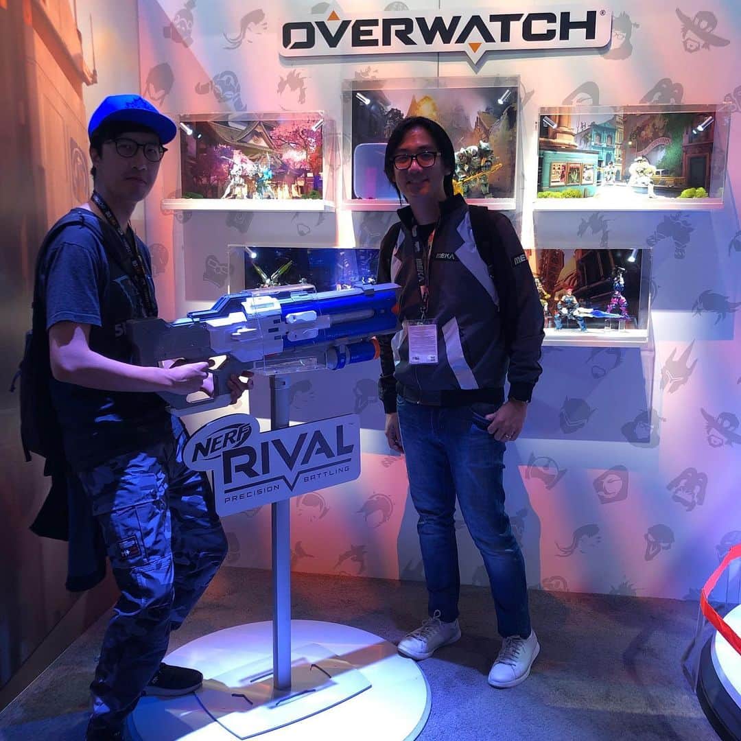 Hasbroさんのインスタグラム写真 - (HasbroInstagram)「Thanks for stopping by our Overwatch booth,  @westofhouse and  @steamboy33 from @playoverwatch!  Have you checked out the new #OverwatchUltimates and @nerf Rival Overwatch Soldier: 76 blaster yet, @comic_con?! #HasbroSDCC #SDCC」7月22日 3時56分 - hasbro
